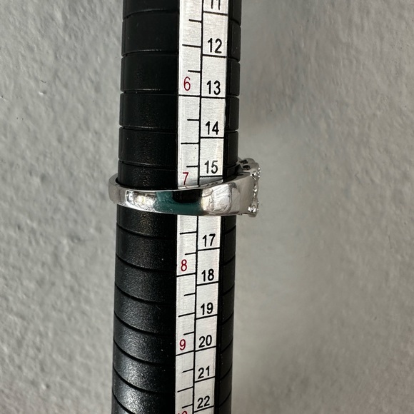 New 10KT White Gold Diamond Ring - Picture 9 of 9